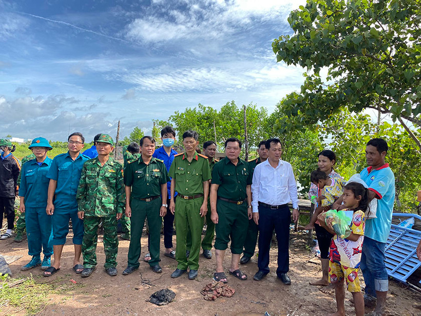 Lãnh đạo địa phương và bộ đội đến thăm hỏi, động viên, tặng quà và trao tiền hỗ trợ cho các hộ dân bị thiệt hại nặng do thiên tai.