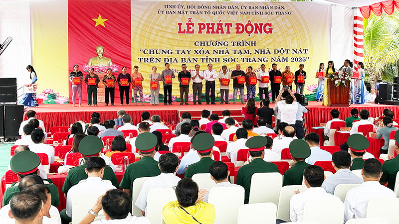 Nhân dân huyện Long Phú (Sóc Trăng) phấn khởi đến dự lễ khởi công xây nhà cho người nghèo, khó khăn.