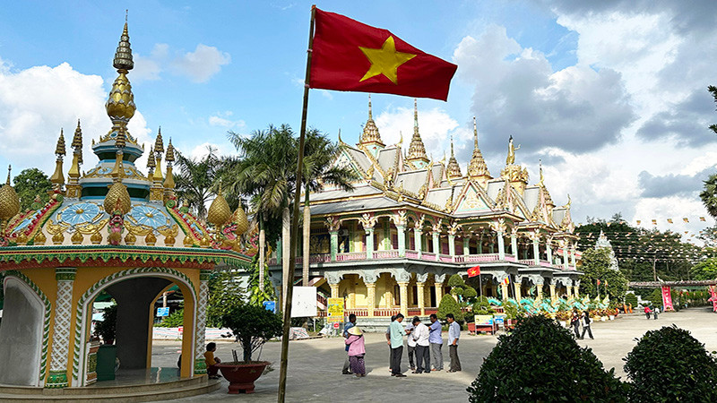 Chùa Sam Rong (Sóc Trăng) được trang hoàng thật lộng lẫy.