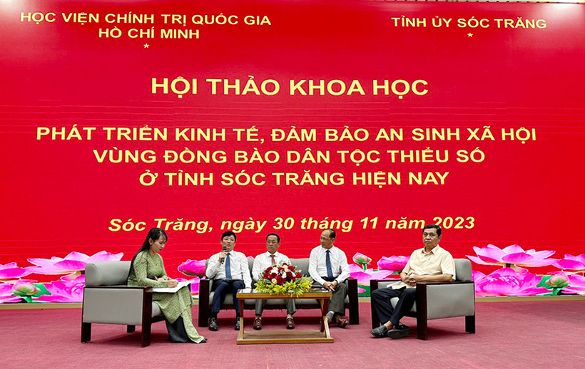 Thảo luận bàn tròn tại hội thảo.