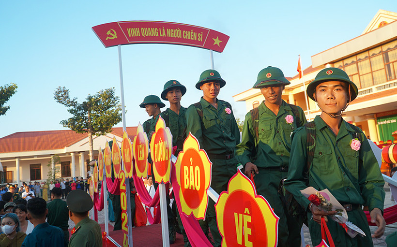 Thanh niên Sóc Trăng hăng hái lên đường bảo vệ Tổ quốc.