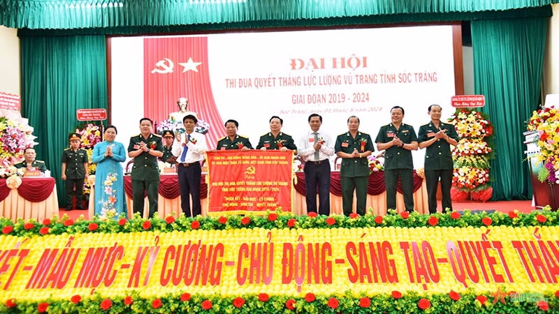 Lãnh đạo tỉnh Sóc Trăng trao bức trướng tặng lực lượng vũ trang tỉnh.