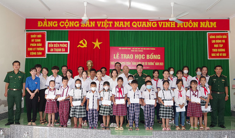 Đại diện lãnh đạo Bộ đội biên phòng tỉnh và Hội khuyến học tỉnh trao học bổng cho các em học sinh.