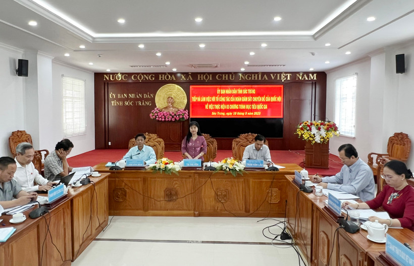 Đồng chí Tạ Thị Yên, Phó Trưởng Ban Công tác đại biểu của Quốc hội, Tổ trưởng Tổ công tác, phát biểu tại buổi làm việc.
