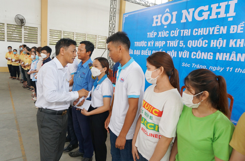 Đồng chí Lâm Văn Mẫn tặng quà cho công nhân, người lao động tại KCN An nghiệp, tỉnh Sóc Trăng.