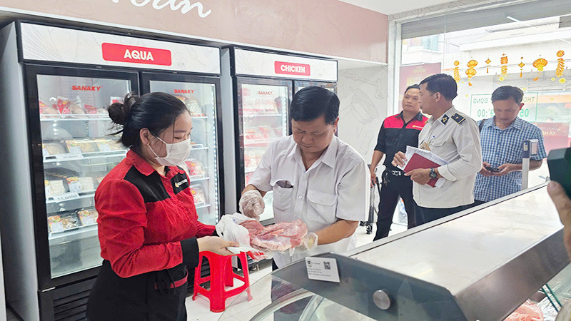 Kiểm tra cửa hàng C.P Fresh Shop thị trấn Mỹ Xuyên, huyện Mỹ Xuyên, tỉnh Sóc Trăng