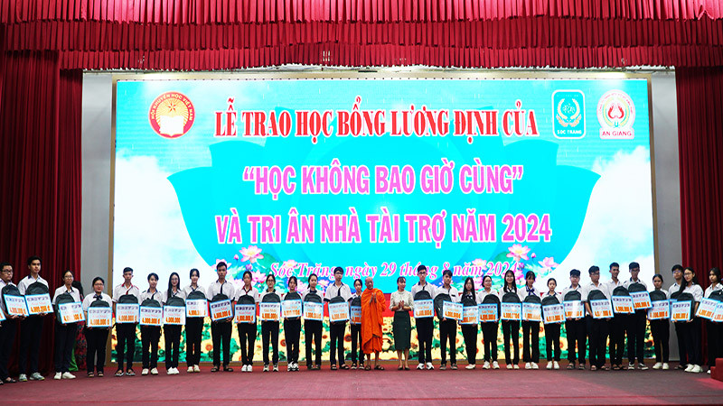 Quang cảnh lễ trao học bổng Lương Định Của năm 2024.