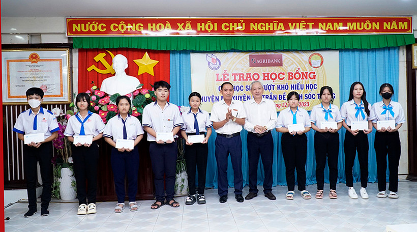 Trao học bổng cho học sinh vượt khó học giỏi ở tỉnh Sóc Trăng. (Ảnh: NGỌC DIỄM)
