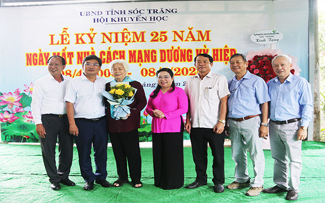 Lãnh đạo tỉnh Sóc Trăng và các nhà tại trợ Quỹ học bổng Dương Kỳ Hiệp.