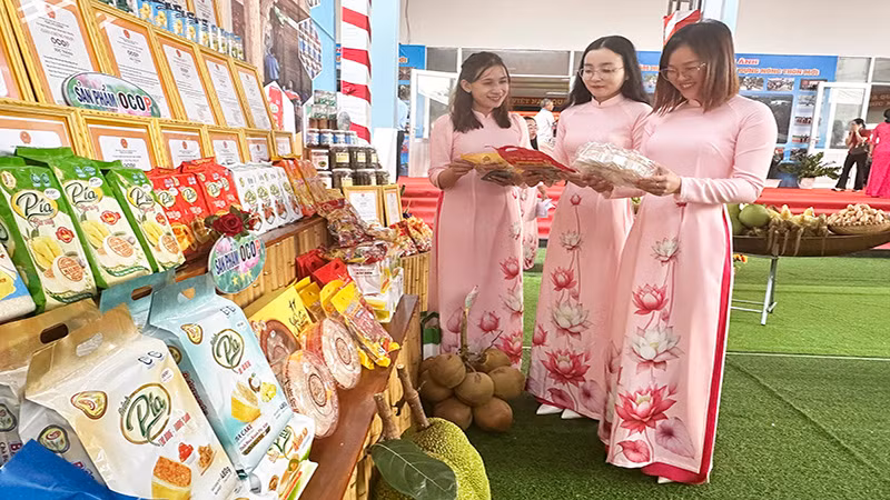 Hàng Tết chất lượng, giá ổn định phục vụ người dân nông thôn Sóc Trăng.