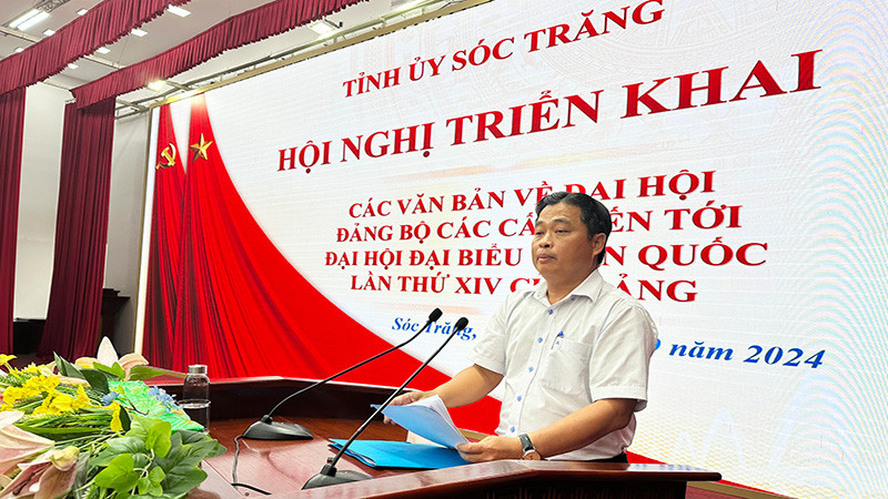 Đồng chí Võ Chí Công, Trưởng Ban Tổ chức Tỉnh ủy Sóc Trăng triển khai các nội dung tại hội nghị.