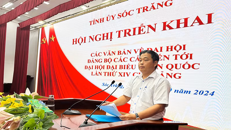 Đồng chí Võ Chí Công, Trưởng Ban Tổ chức Tỉnh ủy Sóc Trăng triển khai các nội dung tại hội nghị.