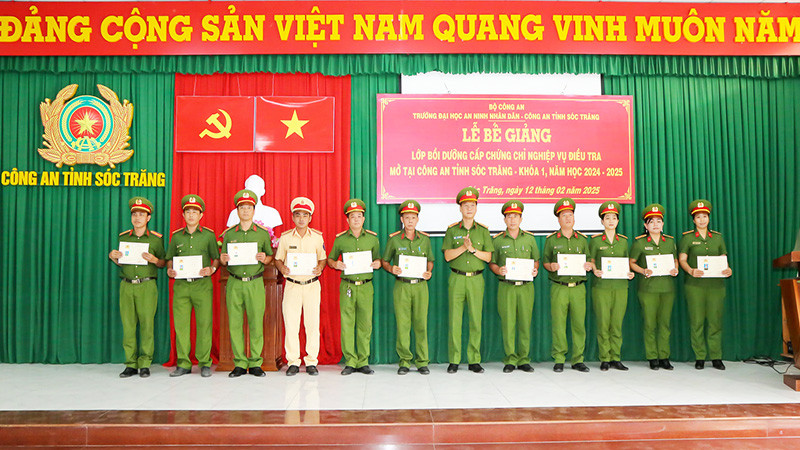 Đại tá Bùi Đức An - Phó Giám đốc Công an tỉnh Sóc Trăng trao chứng chỉ cho các học viên.