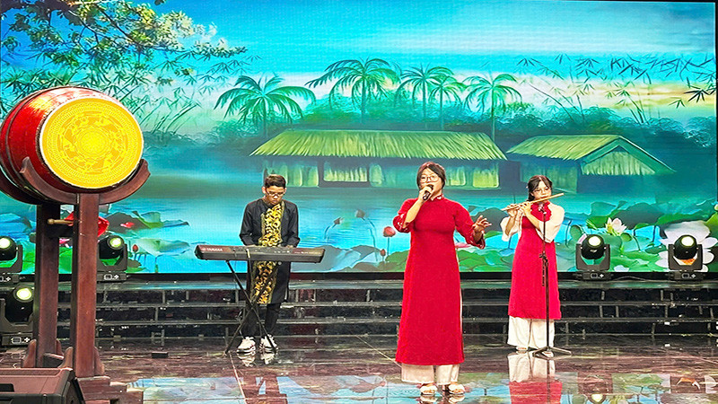 Diễn ngâm bài thơ “Nguyên tiêu” của Chủ tịch Hồ Chí Minh.