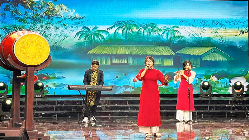 Diễn ngâm bài thơ “Nguyên tiêu” của Chủ tịch Hồ Chí Minh.