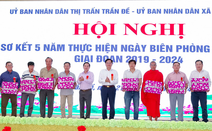 Tặng quà cho các cá nhân điển hình tiên tiến trong tham gia xây dựng khu vực biên giới vững mạnh
