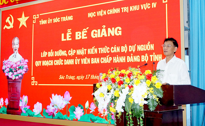 Bí thư Tỉnh ủy Sóc Trăng Lâm Văn Mẫn phát biểu tại lễ bế giảng.