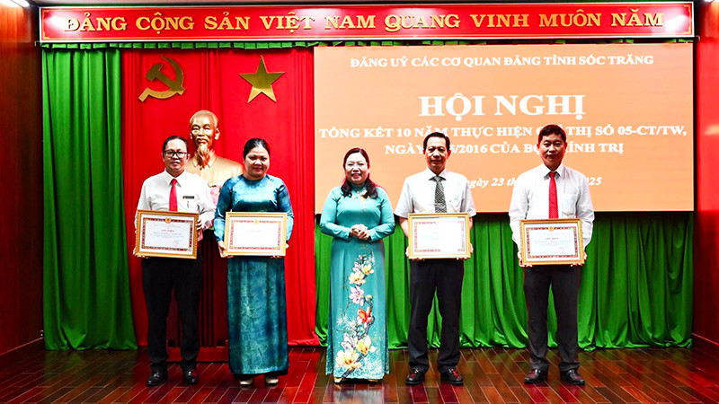 Khen thưởng các tập thể tiêu biểu trong học và làm theo lời Bác