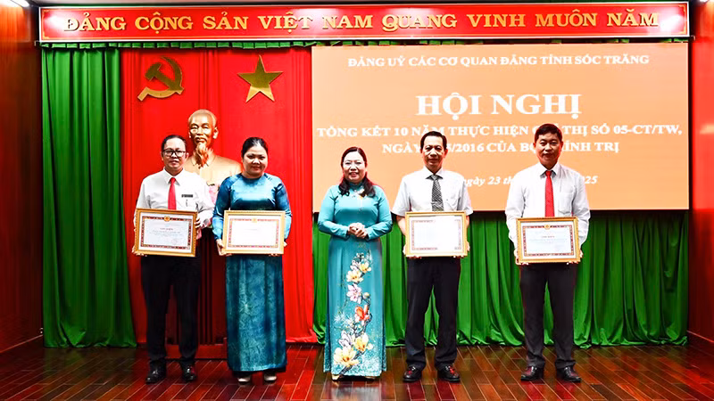 Khen thưởng các tập thể tiêu biểu trong học và làm theo lời Bác