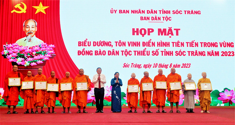 Trao Bằng khen cho các cá nhân có thành tích xuất sắc trong sự nghiệp xây dựng và bảo vệ Tổ quốc