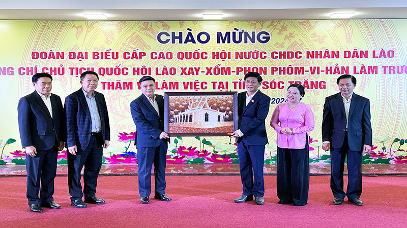 Lãnh đạo tỉnh Sóc Trăng tặng bức tranh làm bằng gạo cho Đoàn đại biểu cấp cao Quốc hội Lào.