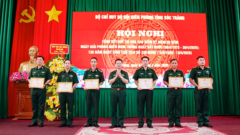 Đại tá Phạm Lê Xuân Bình trao giấy khen cho các tập thể.