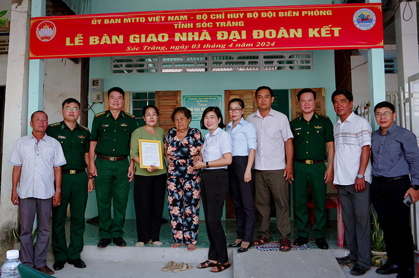 Bàn giao nhà Đại đoàn kết cho gia đình bà Thạch Thị Lạnh.