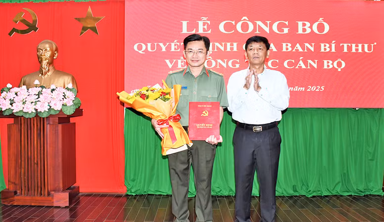 Bí thư Tỉnh ủy Sóc Trăng Lâm Văn Mẫn trao quyết định của Ban Bí thư cho Đại tá Trần Văn Dương. 