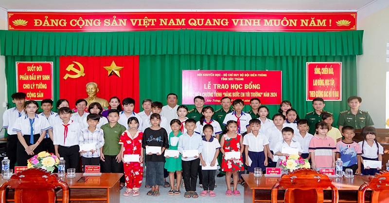 Trao học bổng cho các em học sinh trên địa bàn thị xã Vĩnh Châu.