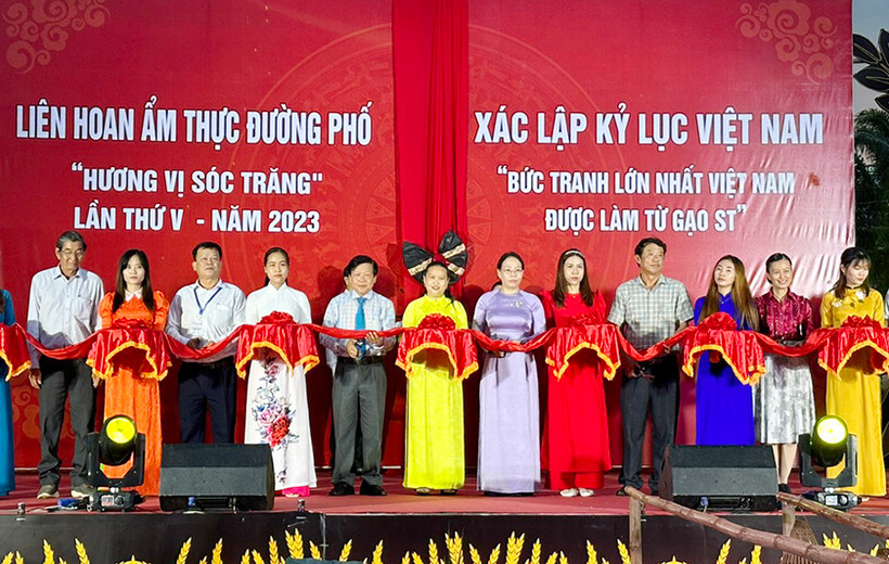 Ban tổ chức thực hiện nghi thức cắt băng khai mạc lễ hội đường phố và bức tranh gạo ST25.
