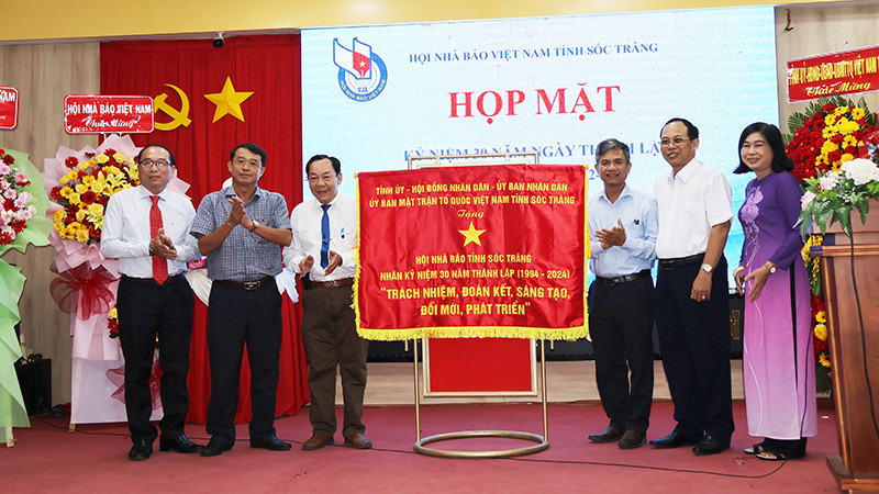 Hội Nhà báo Việt Nam tỉnh Sóc Trăng đón nhận bức trướng.