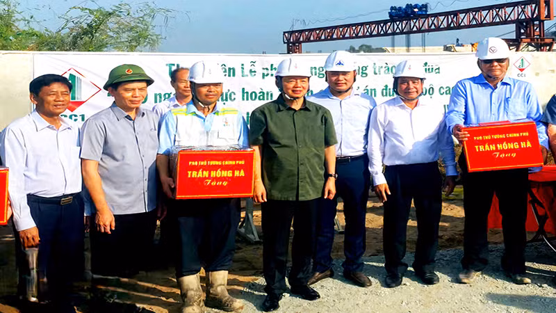 Phó Thủ Tướng Trần Hồng Hà tặng quà cho các công nhân thi công cao tốc.