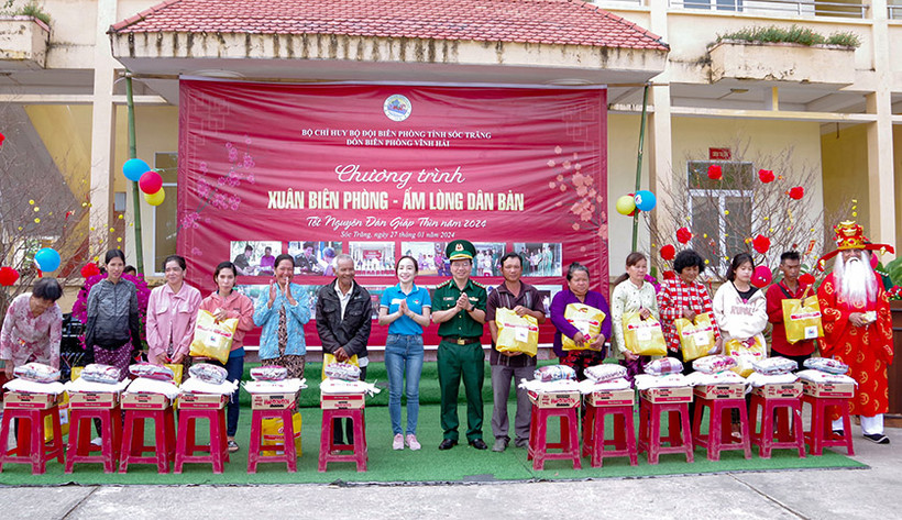 Tặng quà cho người nghèo xã Vĩnh Hải và Lạc Hòa, thị xã Vĩnh Châu.