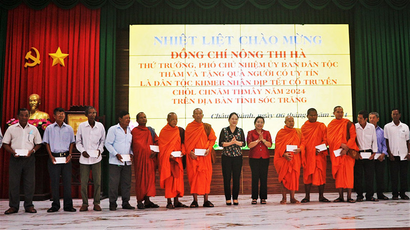 Đồng chí Nông Thị Hà và đồng chí Hồ Thị Cẩm Đào-Phó Bí thư Thường trực Tỉnh ủy tặng quà cho các vị Hòa thượng, Thượng tọa, sư sãi, người có uy tín của tỉnh Sóc Trăng.