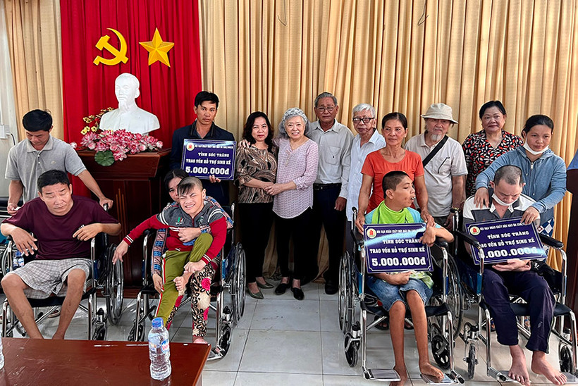 Tặng vốn hỗ trợ sinh kế cho nạn nhân bị nhiễm chất độc hóa học da cam tại huyện Mỹ Tú.