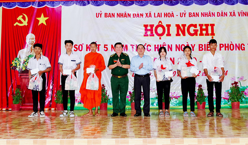 Tặng học bổng cho học sinh vượt khó học tốt vùng biên giới biển.