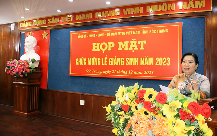 Phó Bí thư Thường trực Tỉnh ủy, Chủ tịch Hội đồng nhân dân tỉnh Sóc Trăng Hồ Thị Cẩm Đào chúc mừng Giáng sinh 2023 đến các vị chức sắc và đồng bào Công giáo, Tin lành.