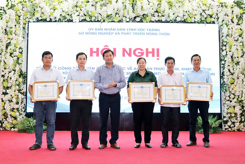 Trao giấy khen cho các tập thể xuất sắc trong thi đua nâng cao hiệu quả quản lý chất lượng an toàn thực phẩm nông lâm sản ở Sóc Trăng.