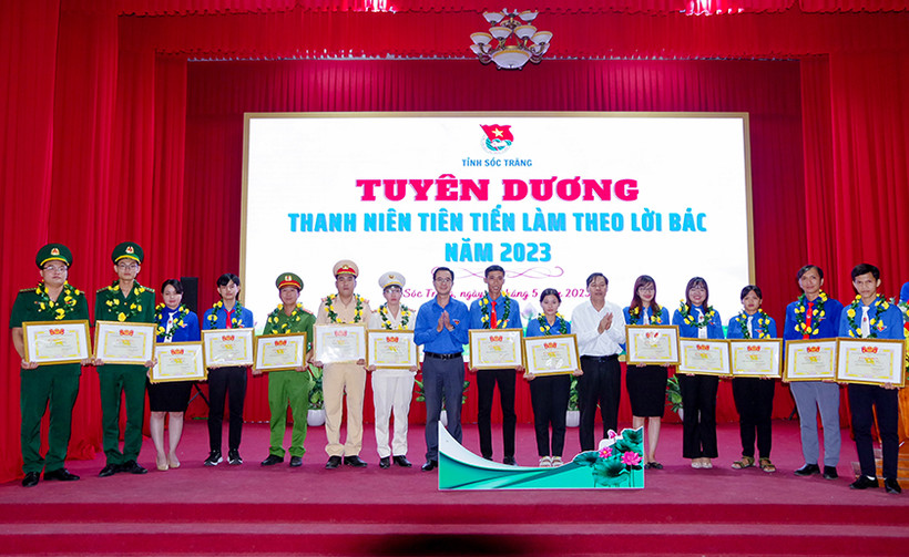 Tuyên dương các thanh niên tiên tiến làm theo lời Bác.