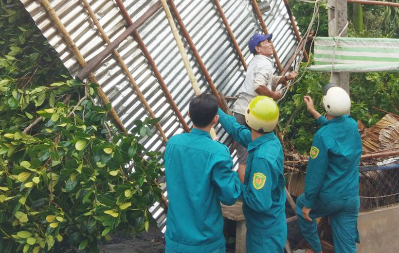 Lực lượng cứu nạn giúp người dân khắc phục thiệt hại do thiên tai.