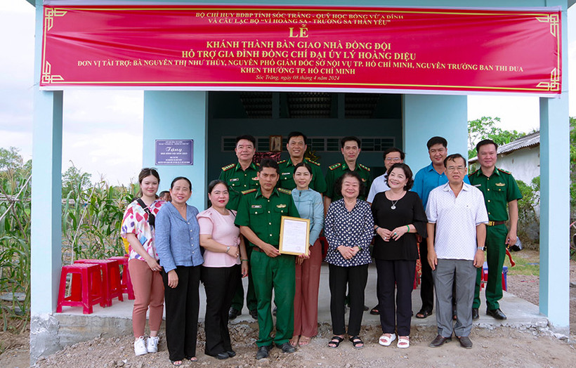 Lễ trao "Nhà đồng đội" tặng Đại úy Lý Hoàng Diệu tại Sóc Trăng.