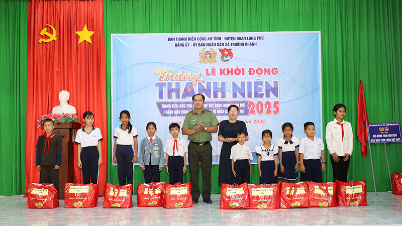 Đại diện Đoàn thanh niên Công an Sóc Trăng tặng quà cho các học sinh vượt khó học tốt. 