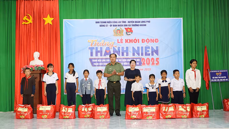 Đại diện Đoàn thanh niên Công an Sóc Trăng tặng quà cho các học sinh vượt khó học tốt. 