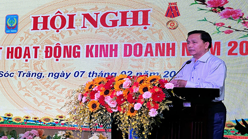 Chủ tịch Ủy ban nhân dân tỉnh Sóc Trăng Trần Văn Lâu phát biểu tại hội nghị.