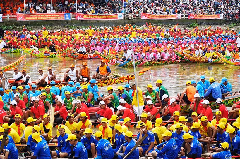 Các đội ghe Ngo tề tựu dự lễ khai mạc 