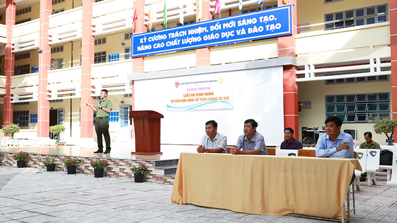 Công an Sóc Trăng phổ biến Luật an ninh mạng cho các em học sinh