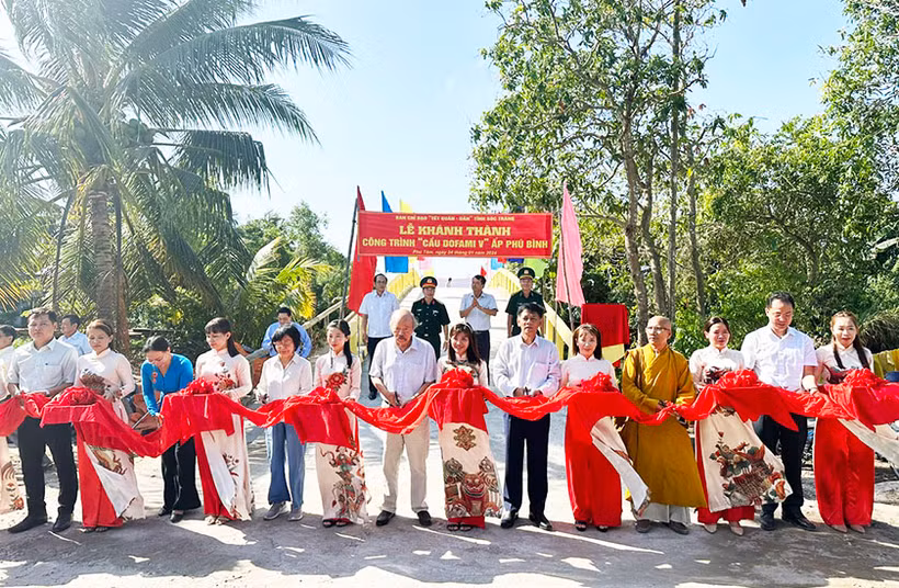 Khánh thành cầu giao thông nông thôn trong Tết quân-dân 2024 tại Sóc Trăng.