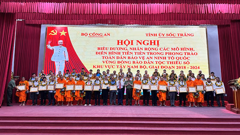 Tặng Bằng khen của Bộ Công an cho 68 tập thể, cá nhân tiêu biểu đại diện cho các mô hình, điển hình tiên tiến đã có thành tích xuất sắc trong phong trào, giai đoạn 2018-2024.