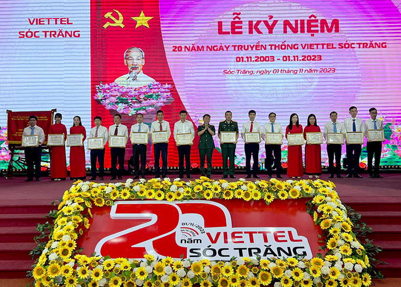 Tặng thưởng các tập thể, cá nhân Viettel Sóc Trăng đạt thành tích xuất sắc trong 20 năm qua.