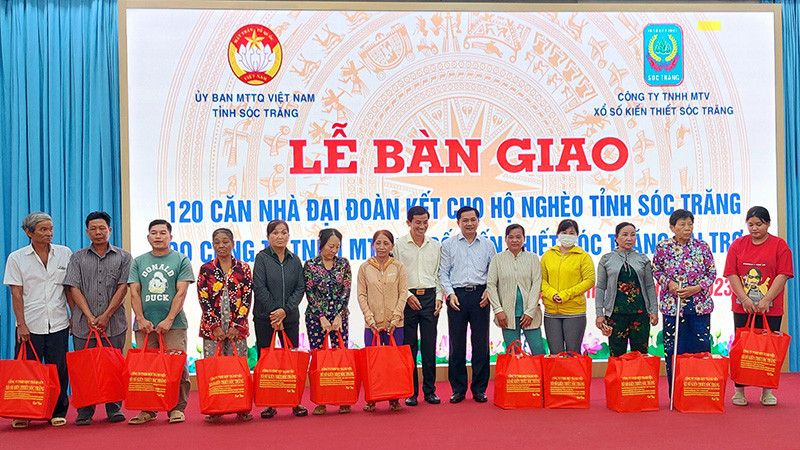Ủy ban Mặt trận Tổ quốc Việt Nam tỉnh Sóc Trăng phối hợp Công ty Xổ số kiến thiết Sóc Trăng tặng 120 căn nhà cho hộ nghèo.